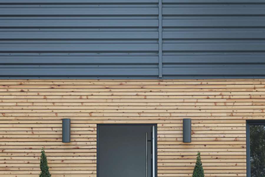 Kreative Fassadenlösung aus Stahl und Holz, Bahnhofstraße 15, 21698 Bargstedt